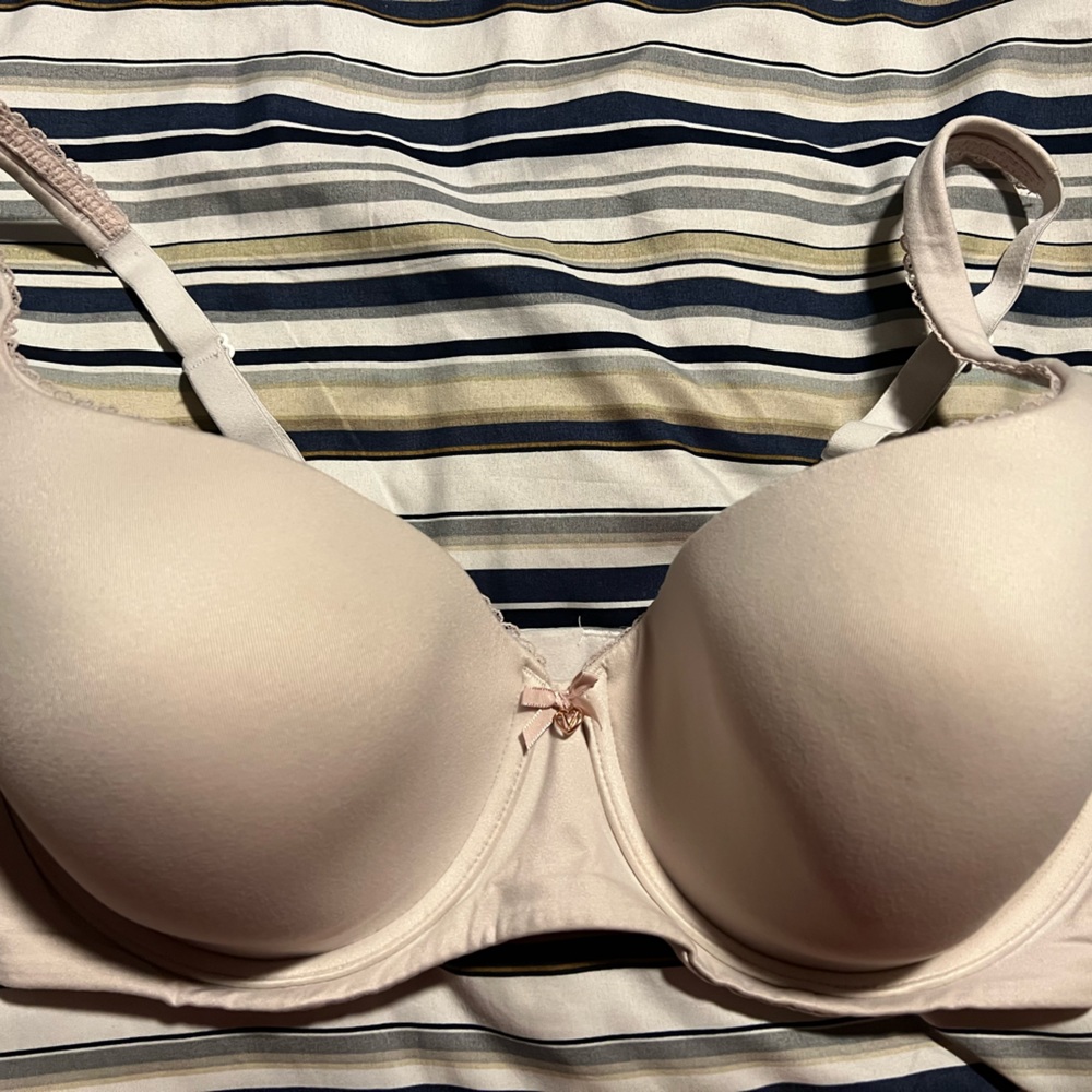 Victoria’s Secret 38DD cream colored bra